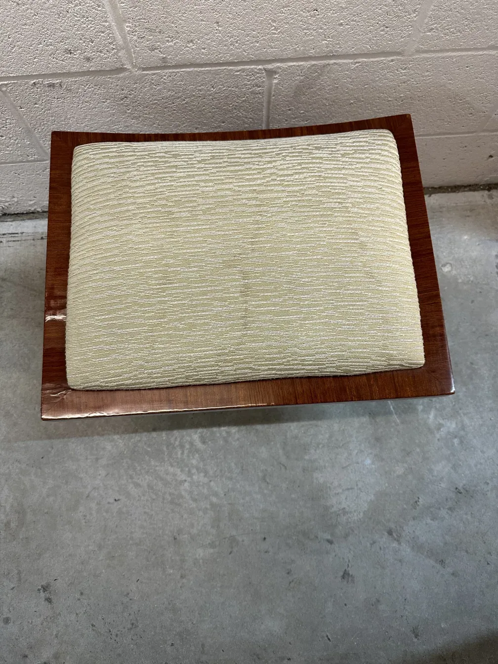 vue de dessus d'un ancien tabouret avec un design doux de couleur claire