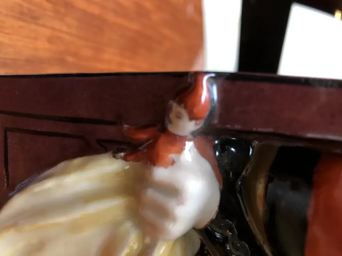 アールヌーヴォーの詳細が施されたアンティークブックエンド、複雑なパターンと鮮やかな色で飾られた、温かい雰囲気で。