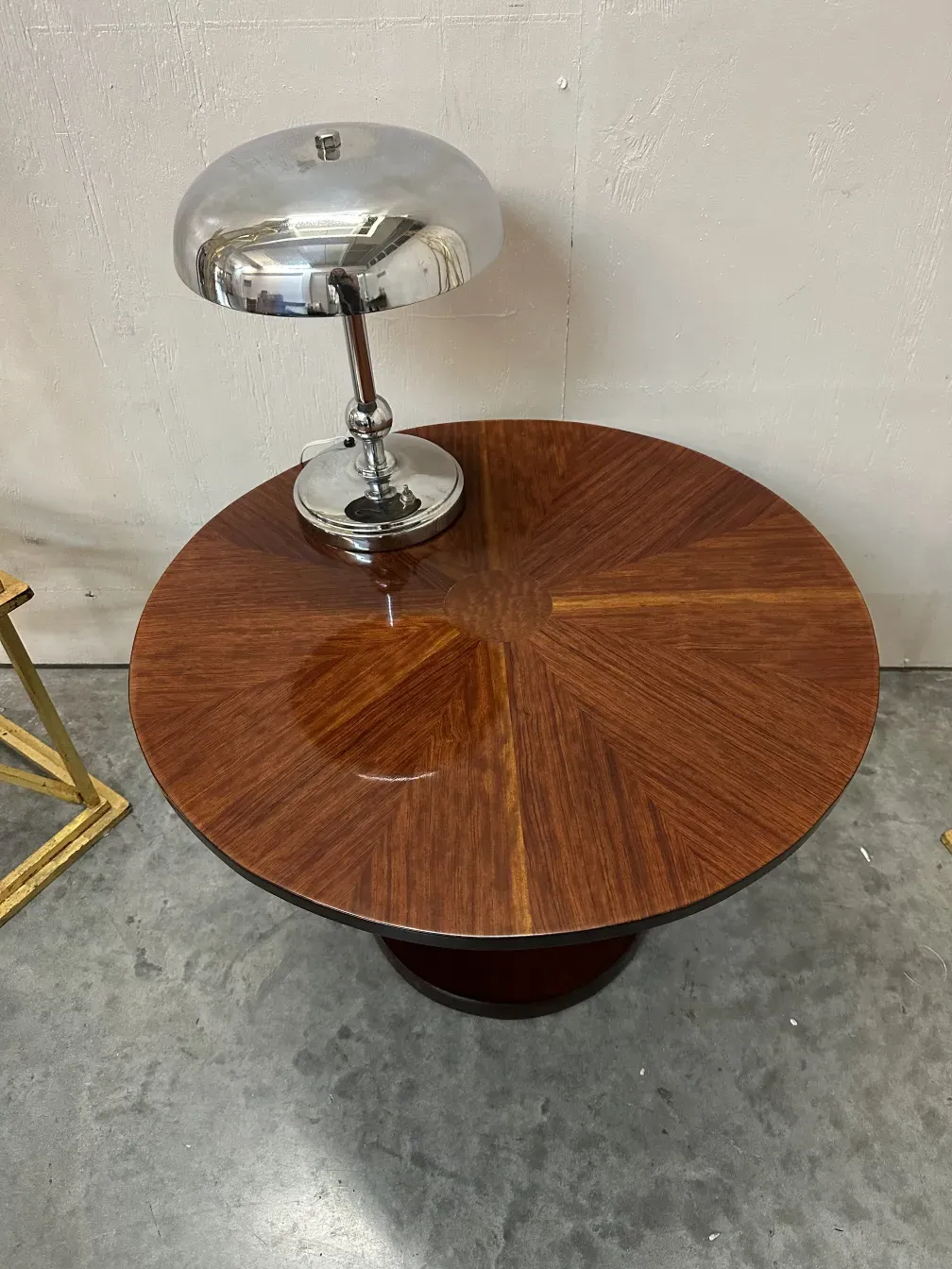 tavolino antico rotondo con lampada da scrivania in argento