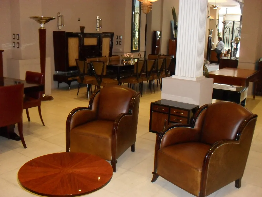 antiker runder kleiner Tisch in elegantem Ambiente