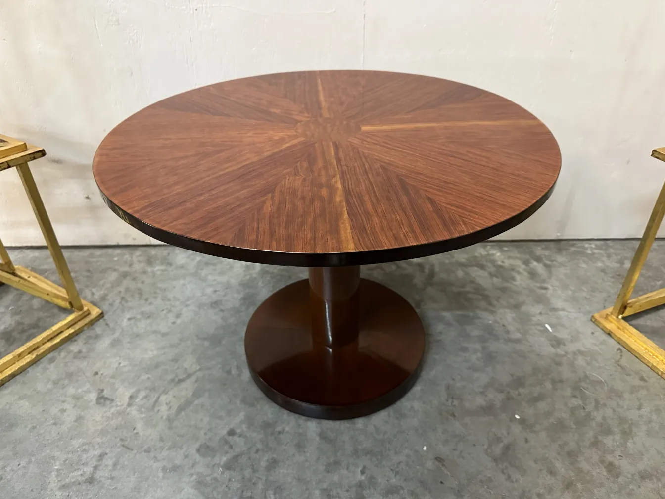 antigua mesita redonda con un diseño elegante