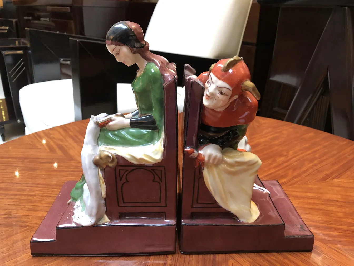 Serre-livres anciens avec des figurines d'un homme et d'une femme, style Art Nouveau.
