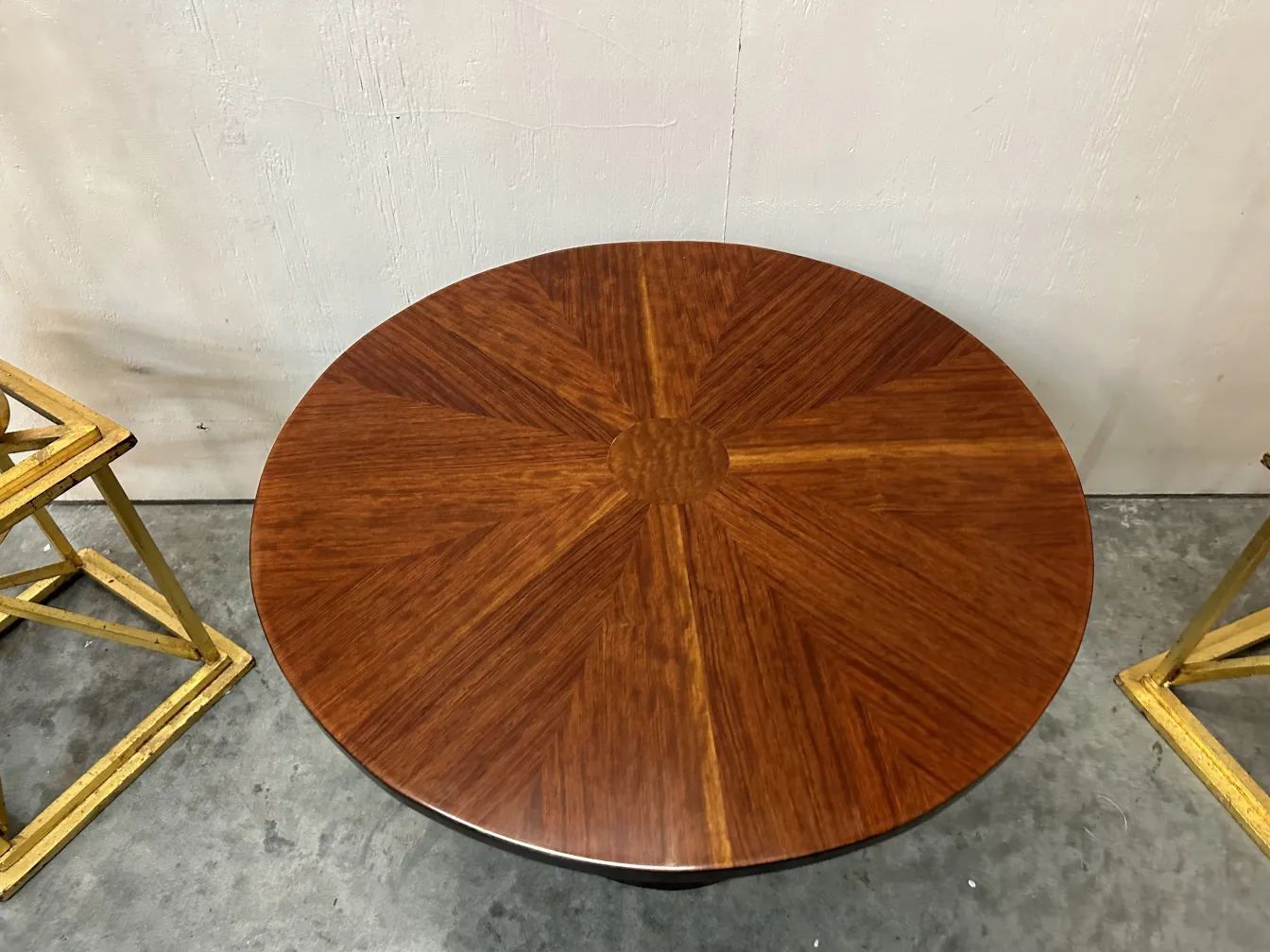 vue de dessus d'une petite table ronde ancienne avec un design décoratif aux tons chauds