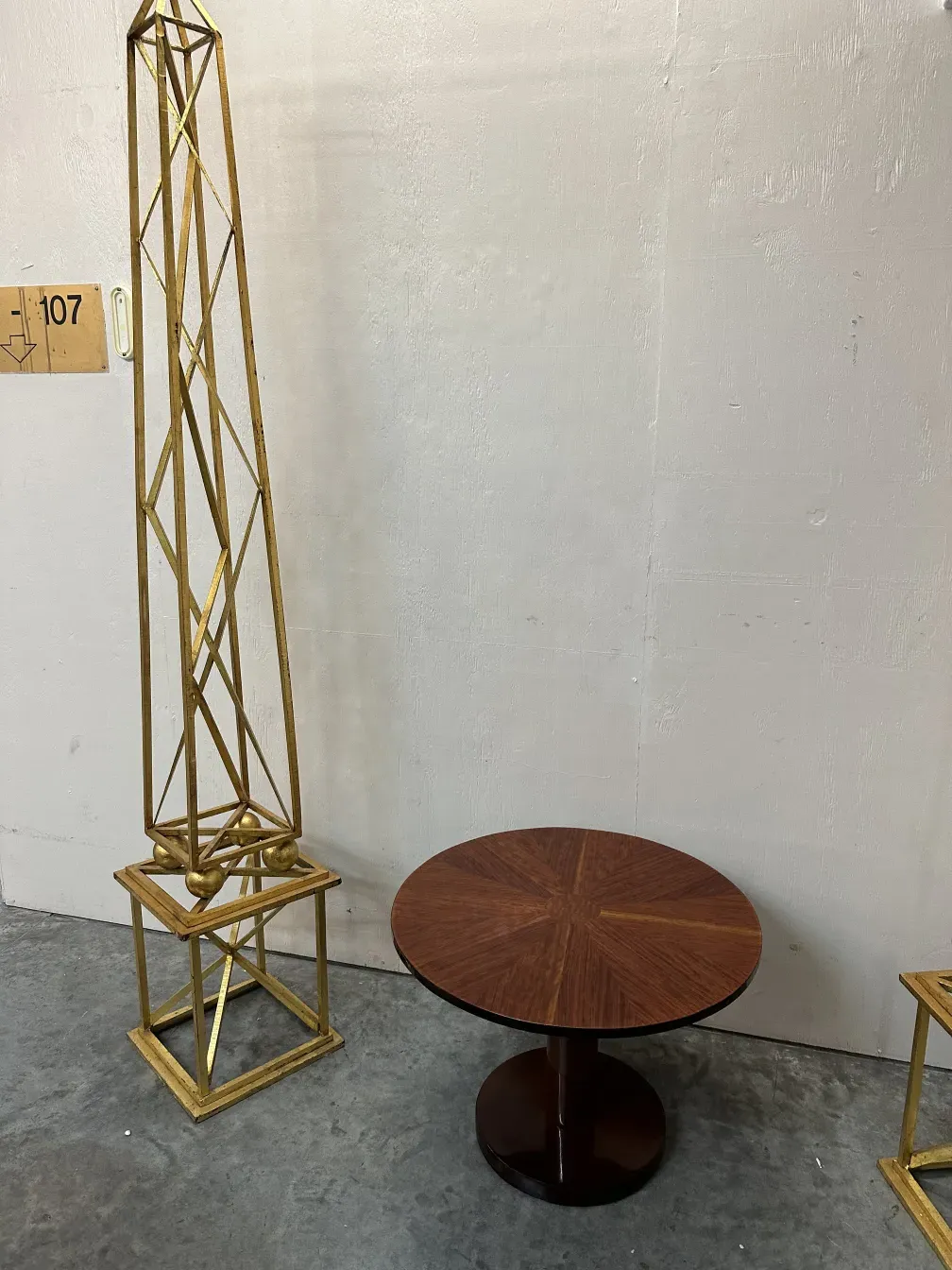 mesita antigua en un ambiente neutro, forma redonda