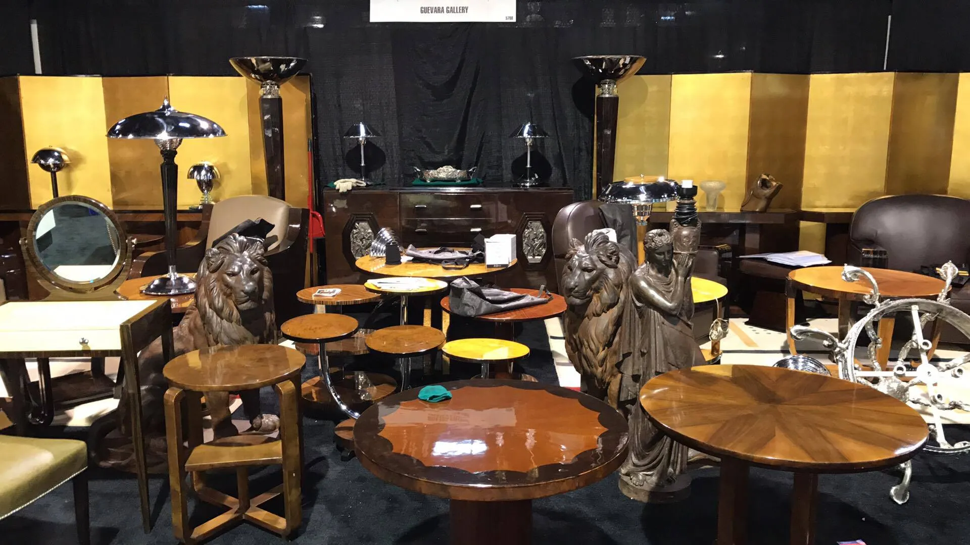 mesita antigua decorativa rodeada de elementos vintage