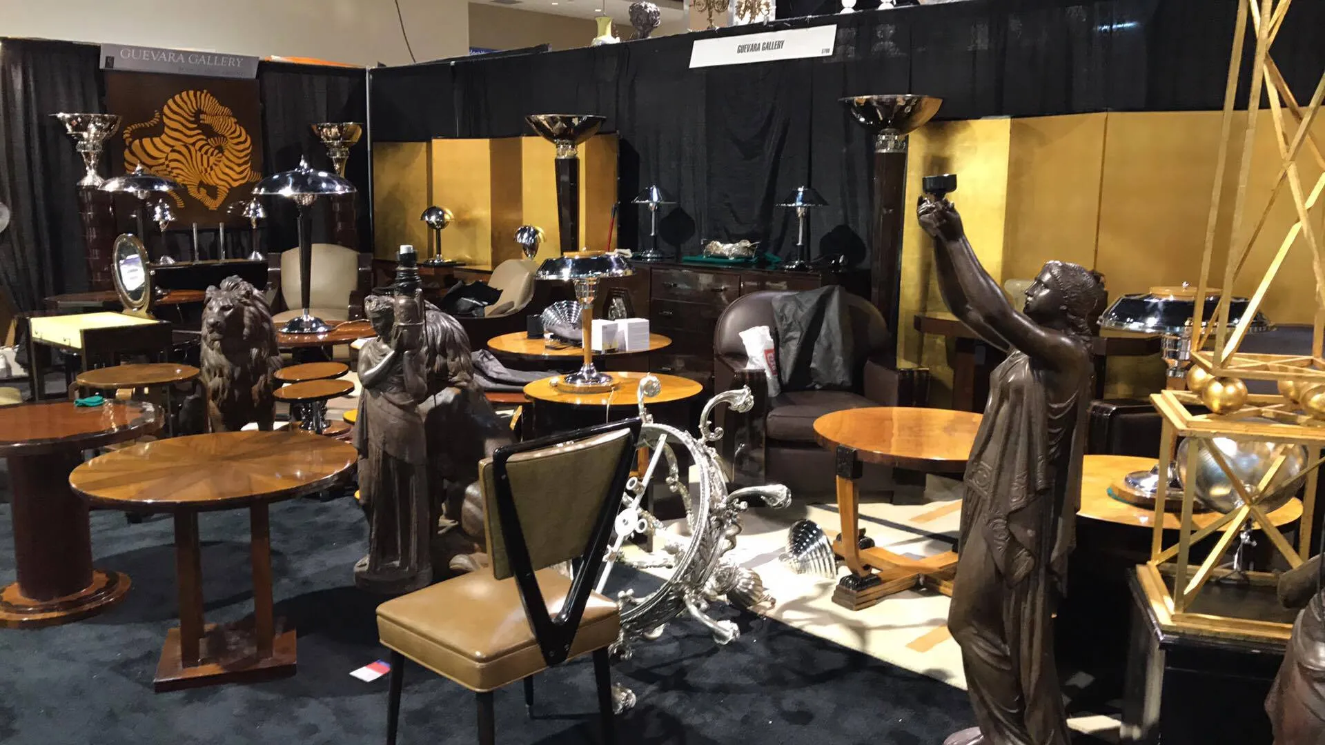 mesita antigua decorativa en una galería de antigüedades