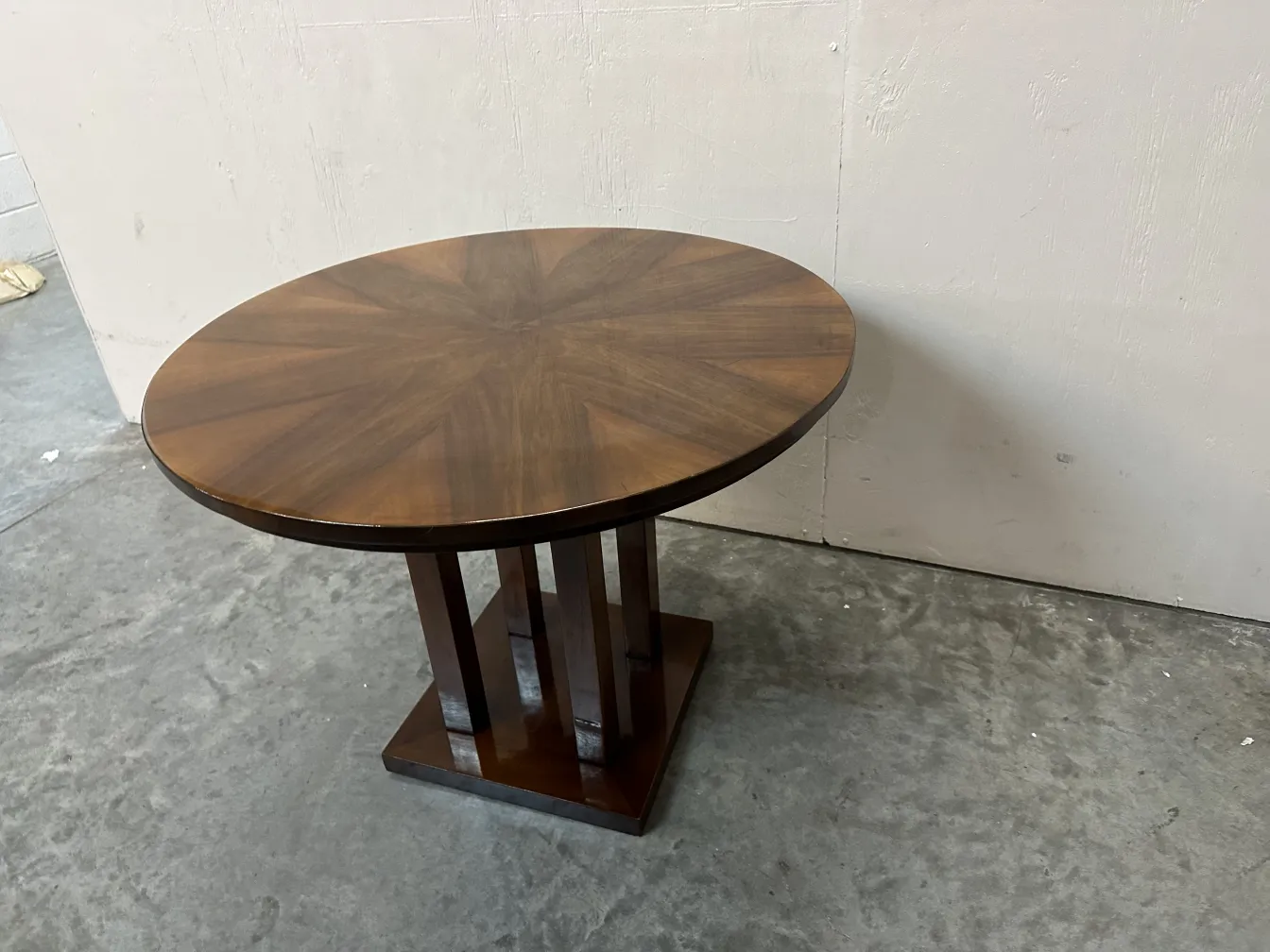 table ronde ancienne avec un design décoratif, parfaite pour des atmosphères classiques