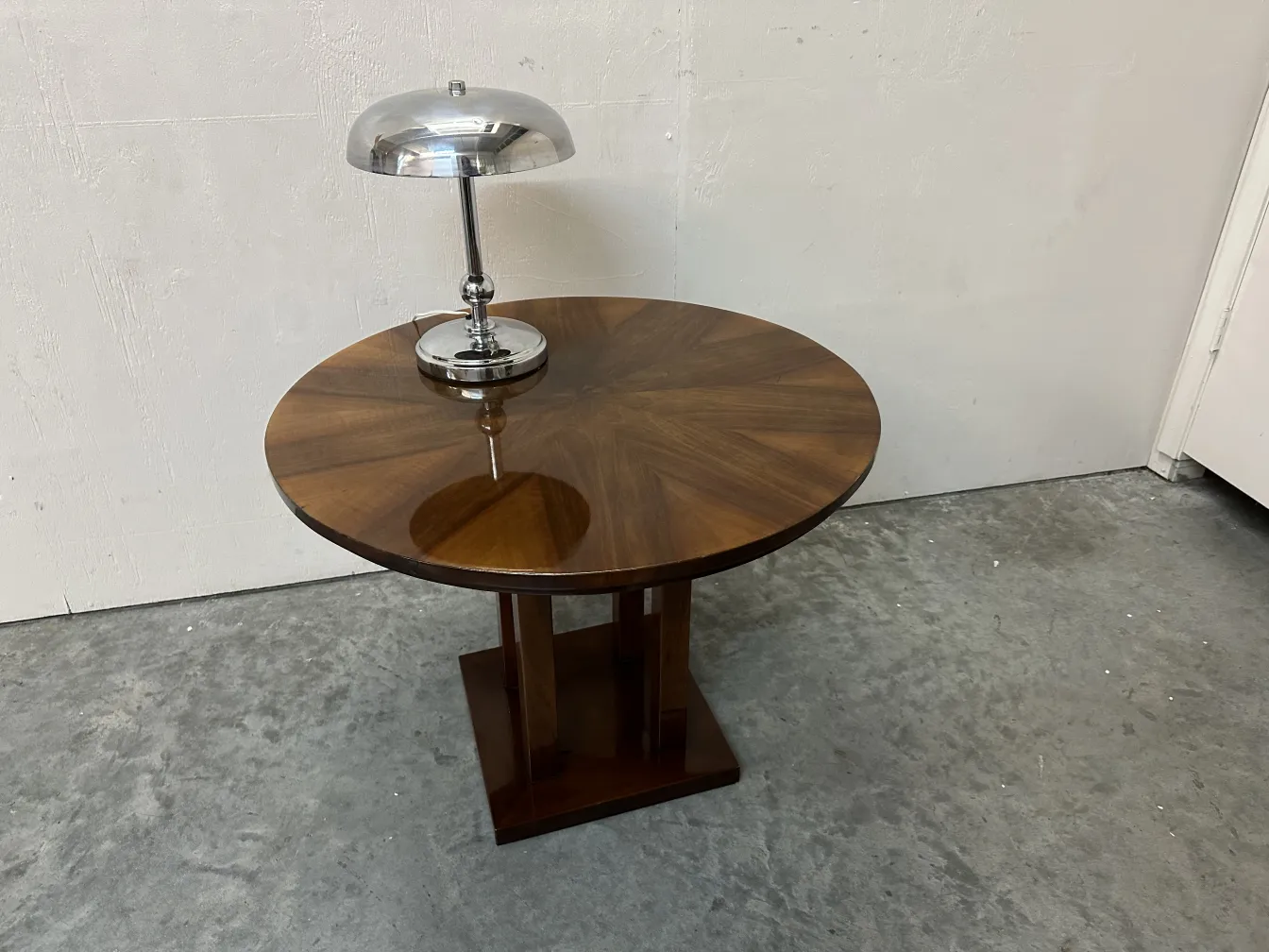 petite table antique ronde avec lampe moderne