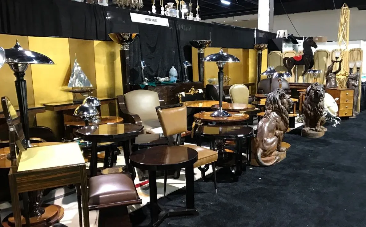 طاولة صغيرة قديمة بتصميم أنيق، محاطة بأثاث آخر.