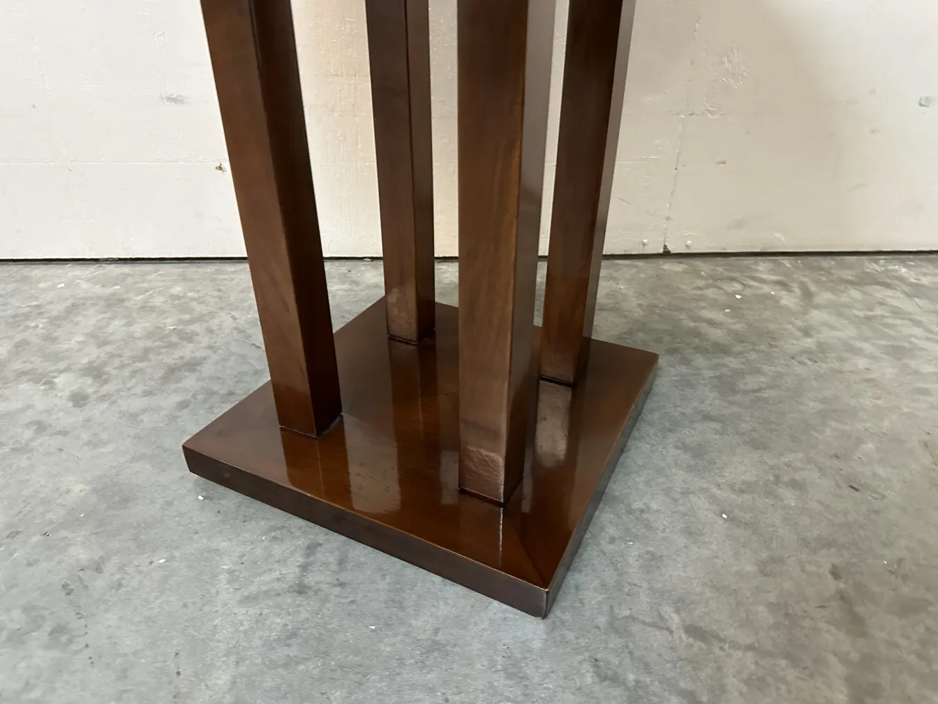 Mesa antiga com base quadrada e pernas retas