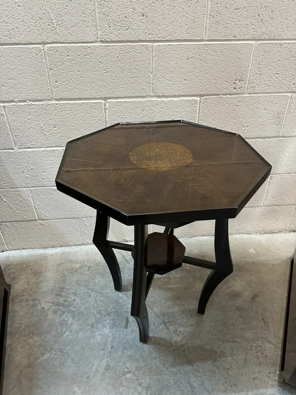 tavolino antico octagonale con un design unico ed elegante