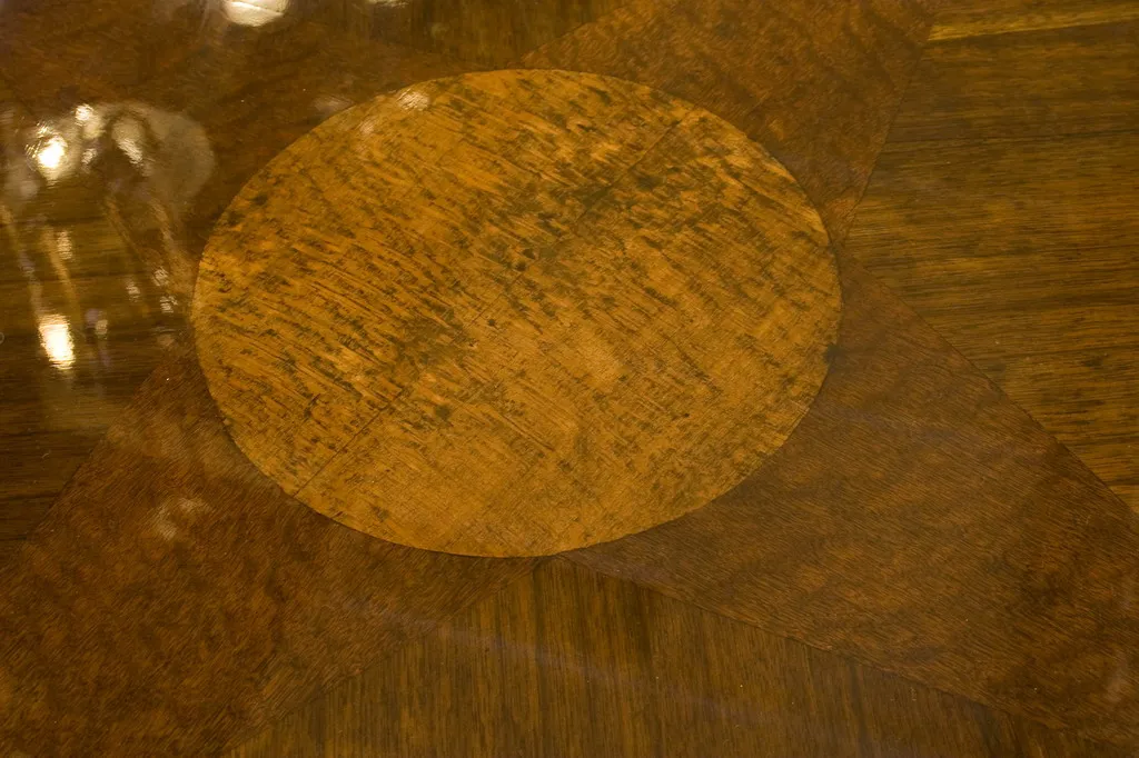 छोटी-प्राचीन-मेज-की-सरफेस-पर-गोल-डिजाइन।