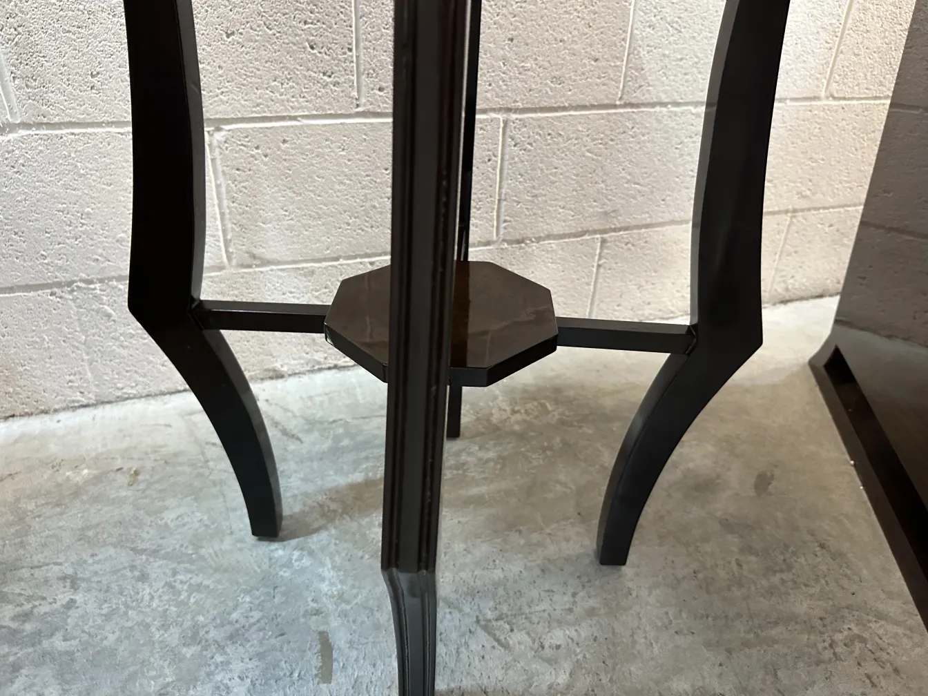 petite table ancienne avec des pattes élégantes, design simple dans un cadre moderne