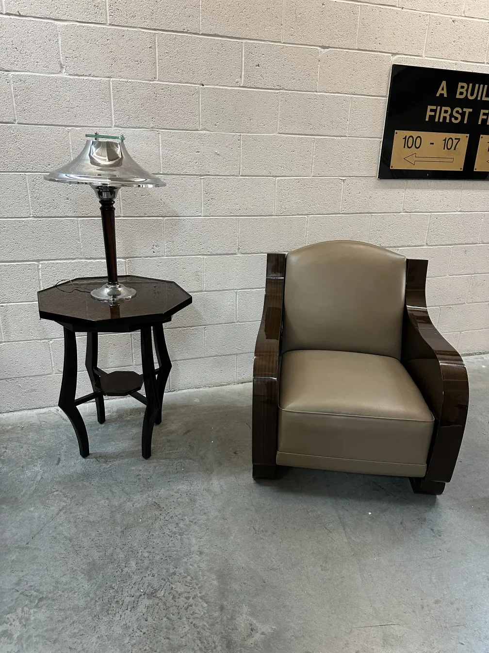 tavolino antico con lampada in vetro chiaro e design elegante.