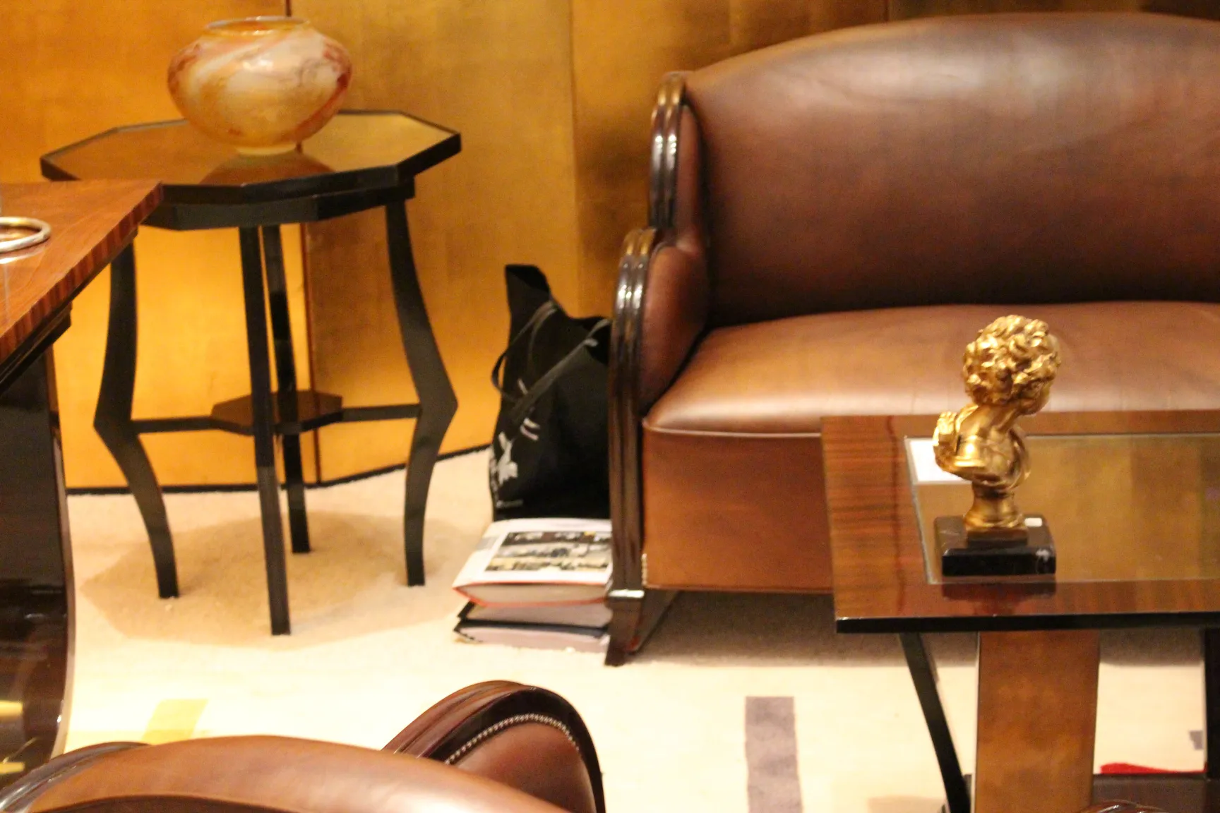 Mesita antigua con decoración, en un ambiente elegante