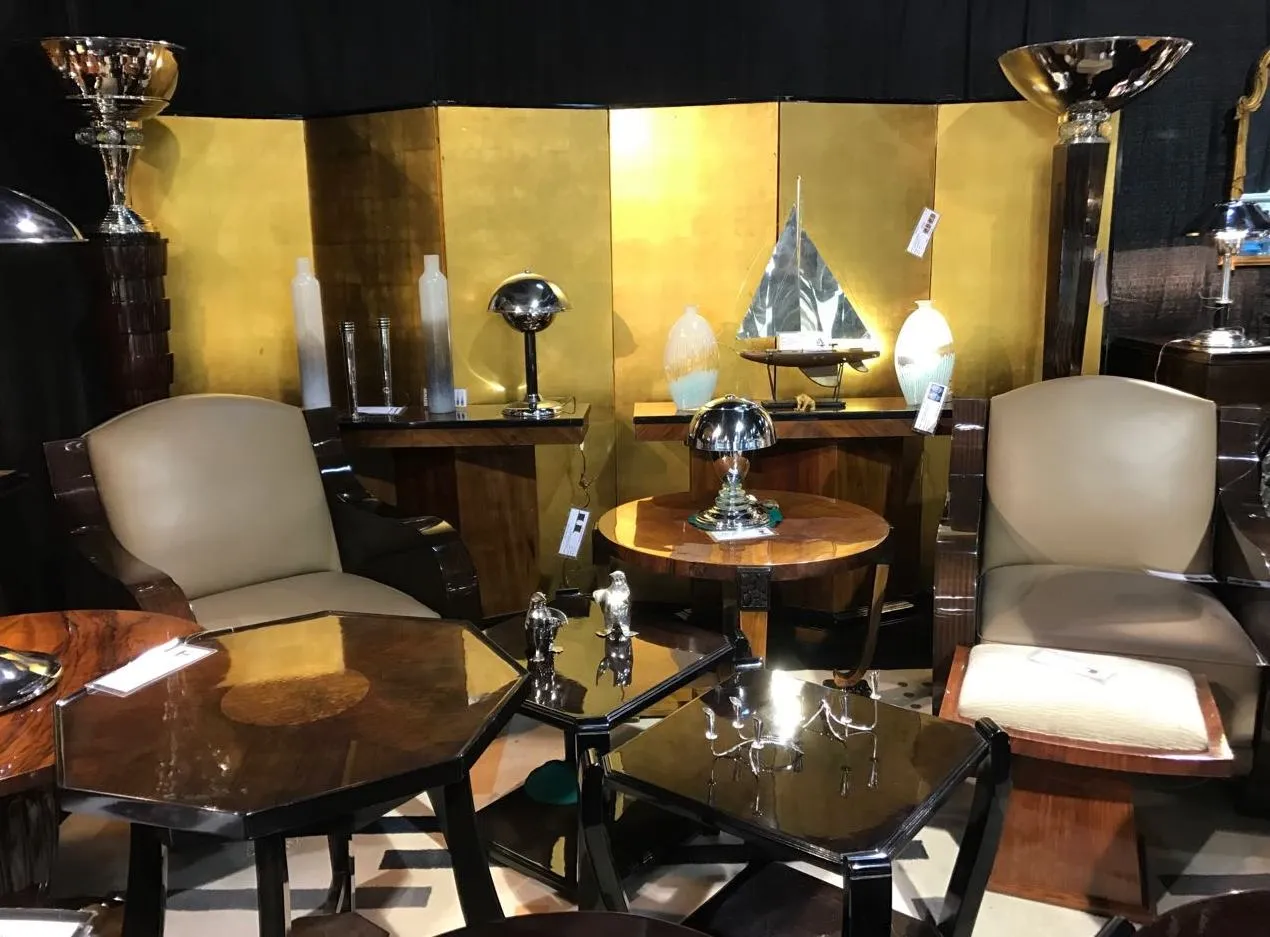 tavolino antico piccolo in un ambiente d'antiquariato