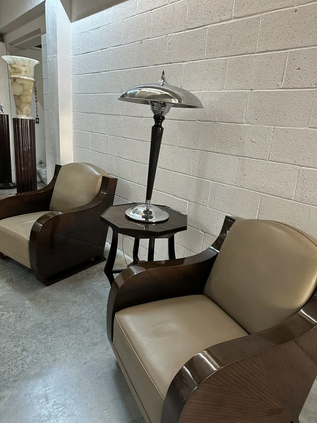 mesinha antiga com design elegante em um ambiente aconchegante