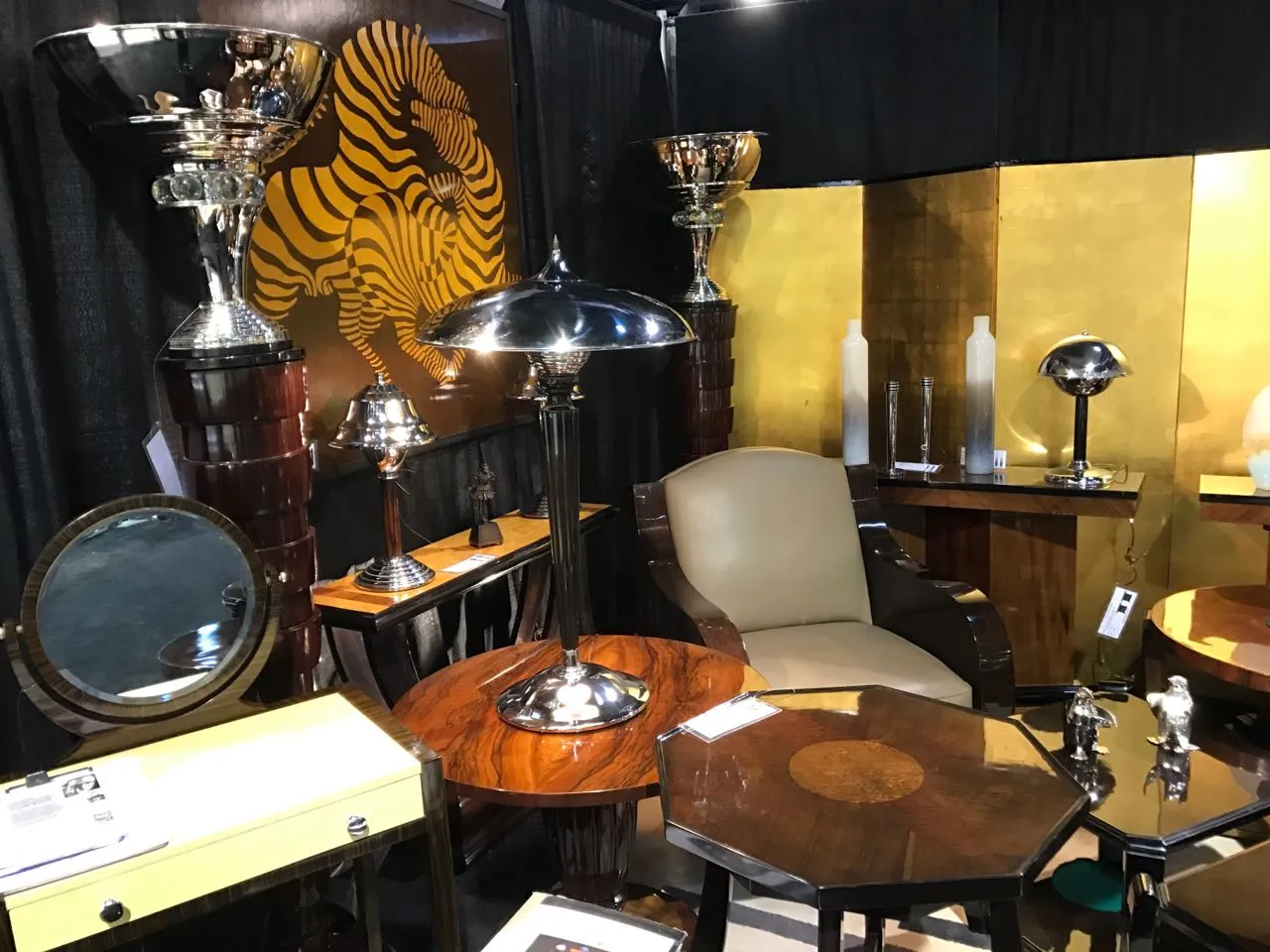 petite table ancienne avec des détails élégants, ambiance chaleureuse