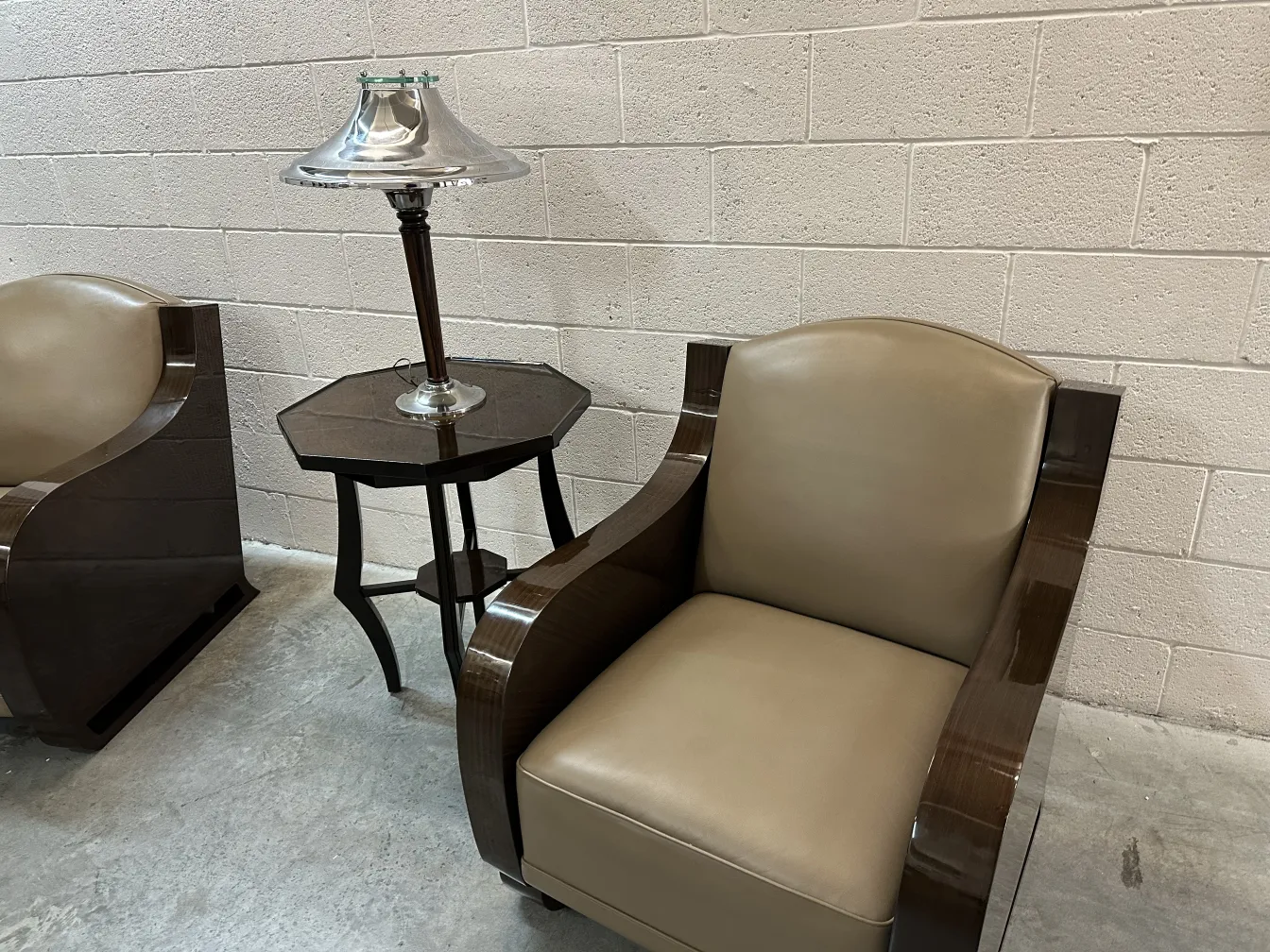 antiker kleiner Tisch mit Lampe und Sessel in einer gemütlichen Umgebung