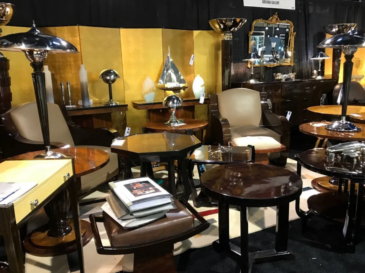 petite table antiquité avec design décoratif, divers styles de lampes autour