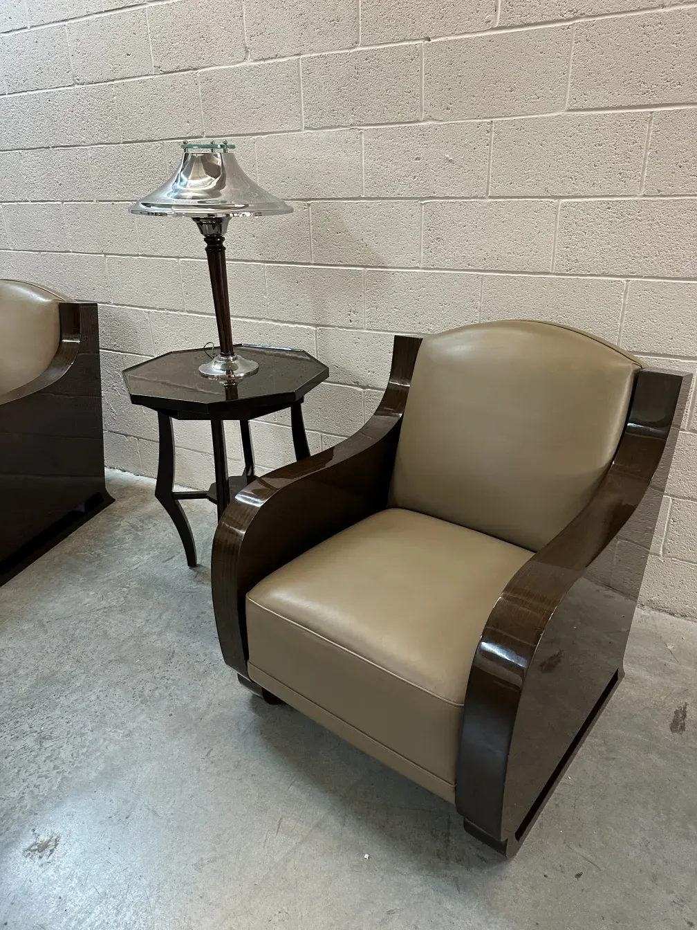 mesinha antiga em um ambiente aconchegante e elegante