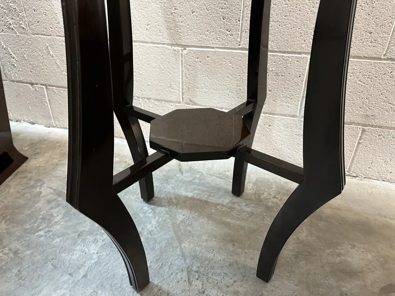 mesinha antiga octagonal com pernas elegantes