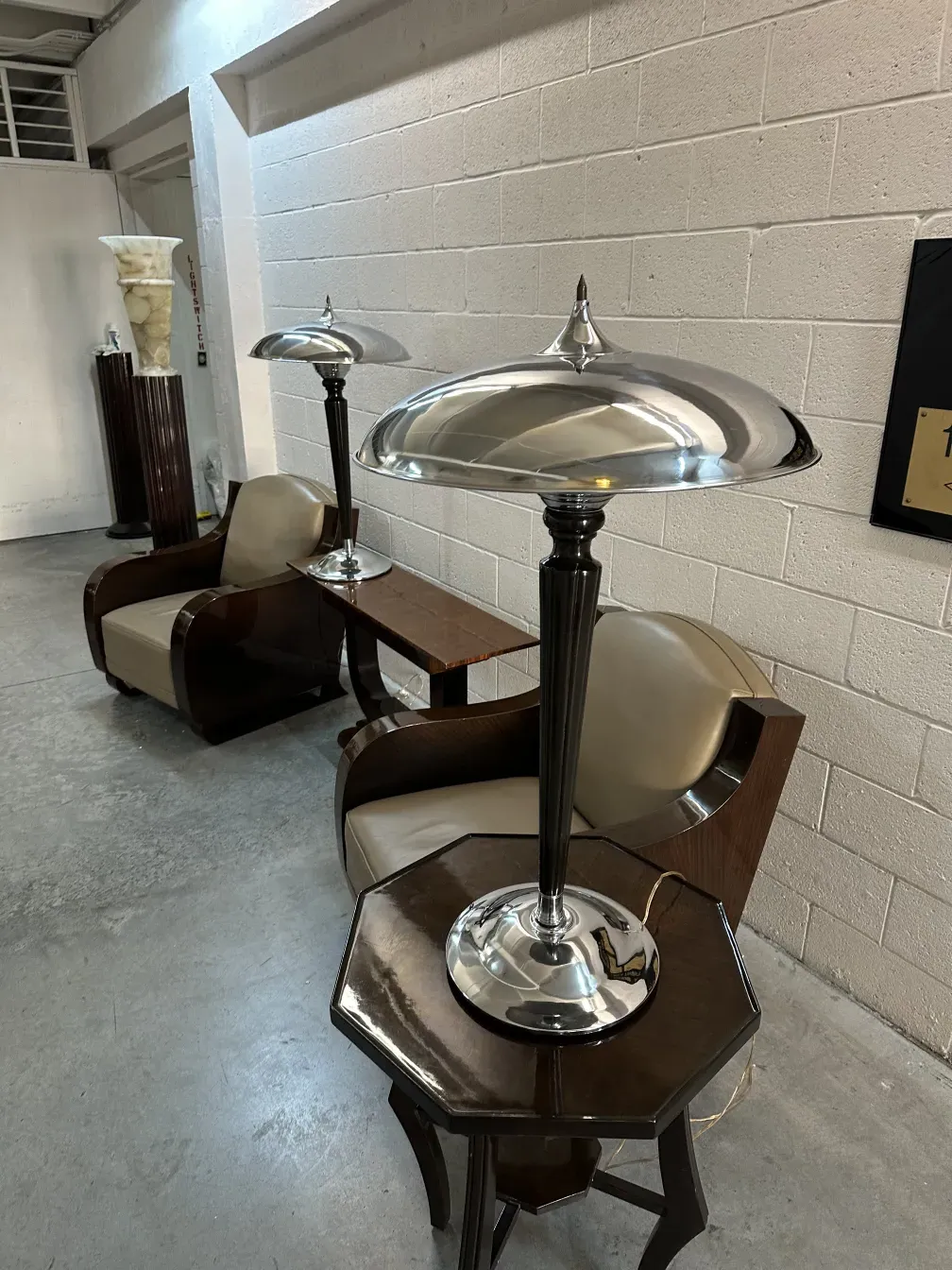 mesita antigua con detalles elegantes y ambiente acogedor