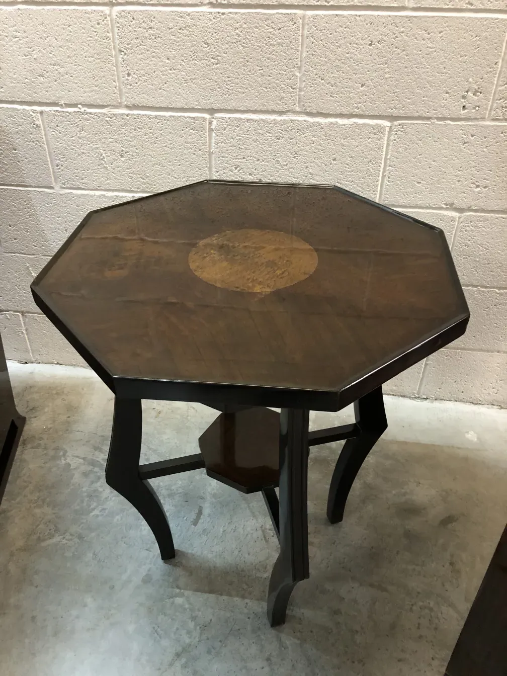 mesinha antiga octogonal com design único em ambiente neutro