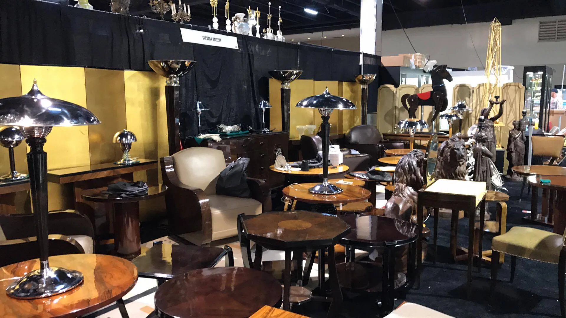 Mesinha antiga em ambiente clássico com lâmpadas decorativas e cadeiras