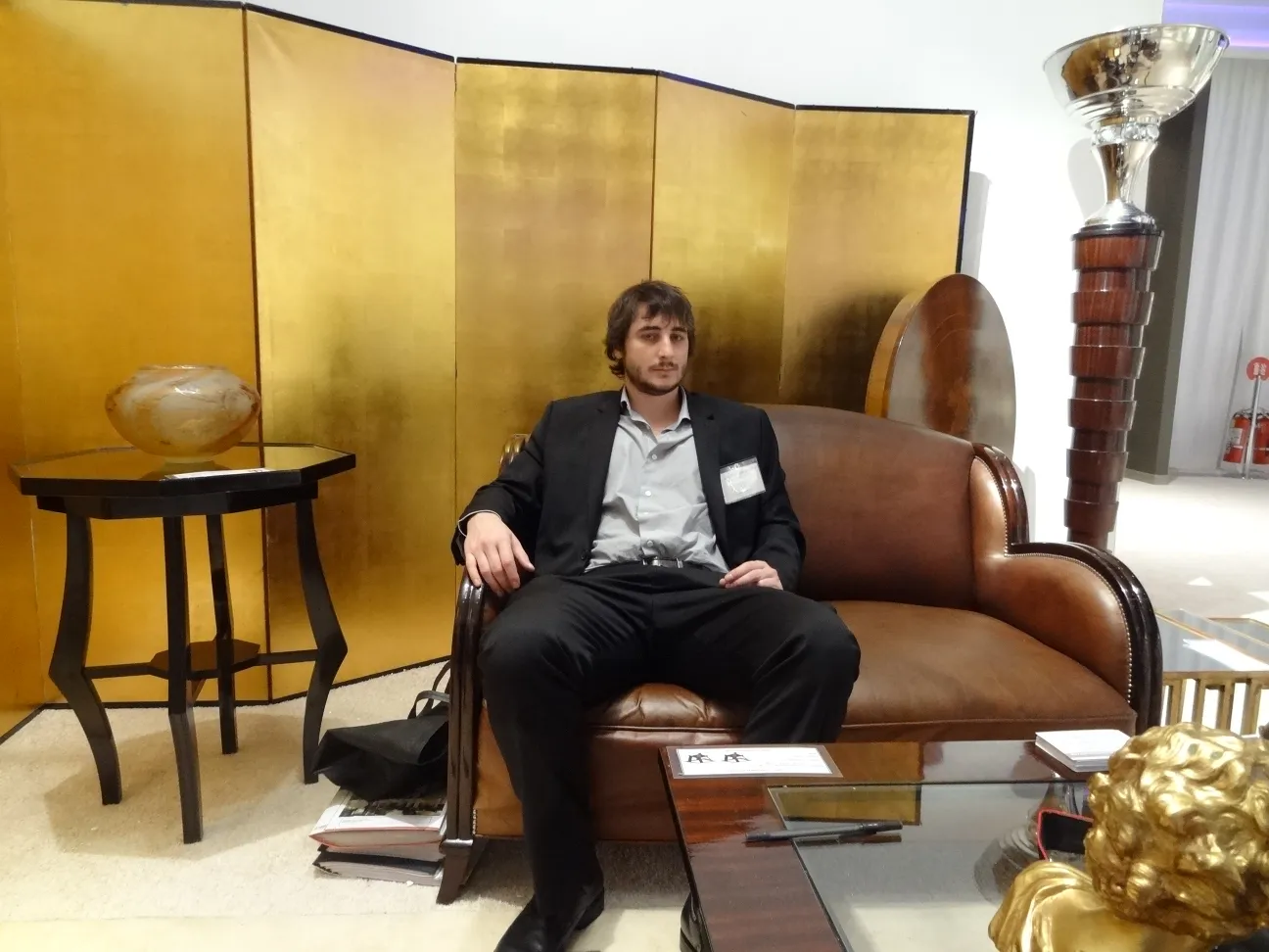 tavolino antico con design elegante, circondato da un ambiente sofisticato