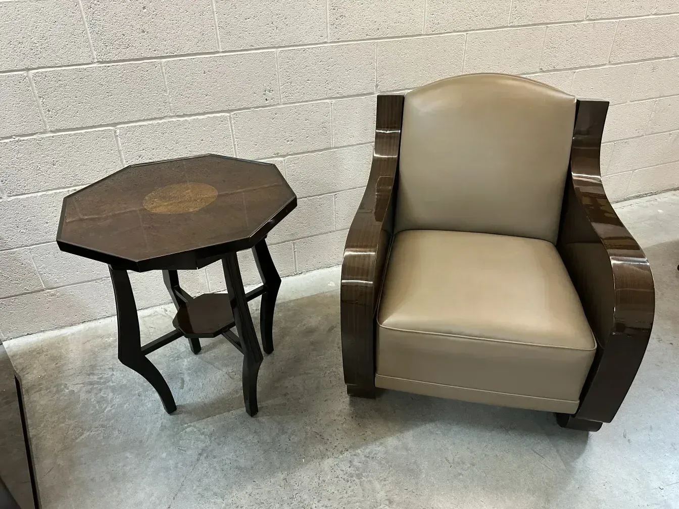 طاولة ثمانية الأضلاع قديمة بجانب كرسي