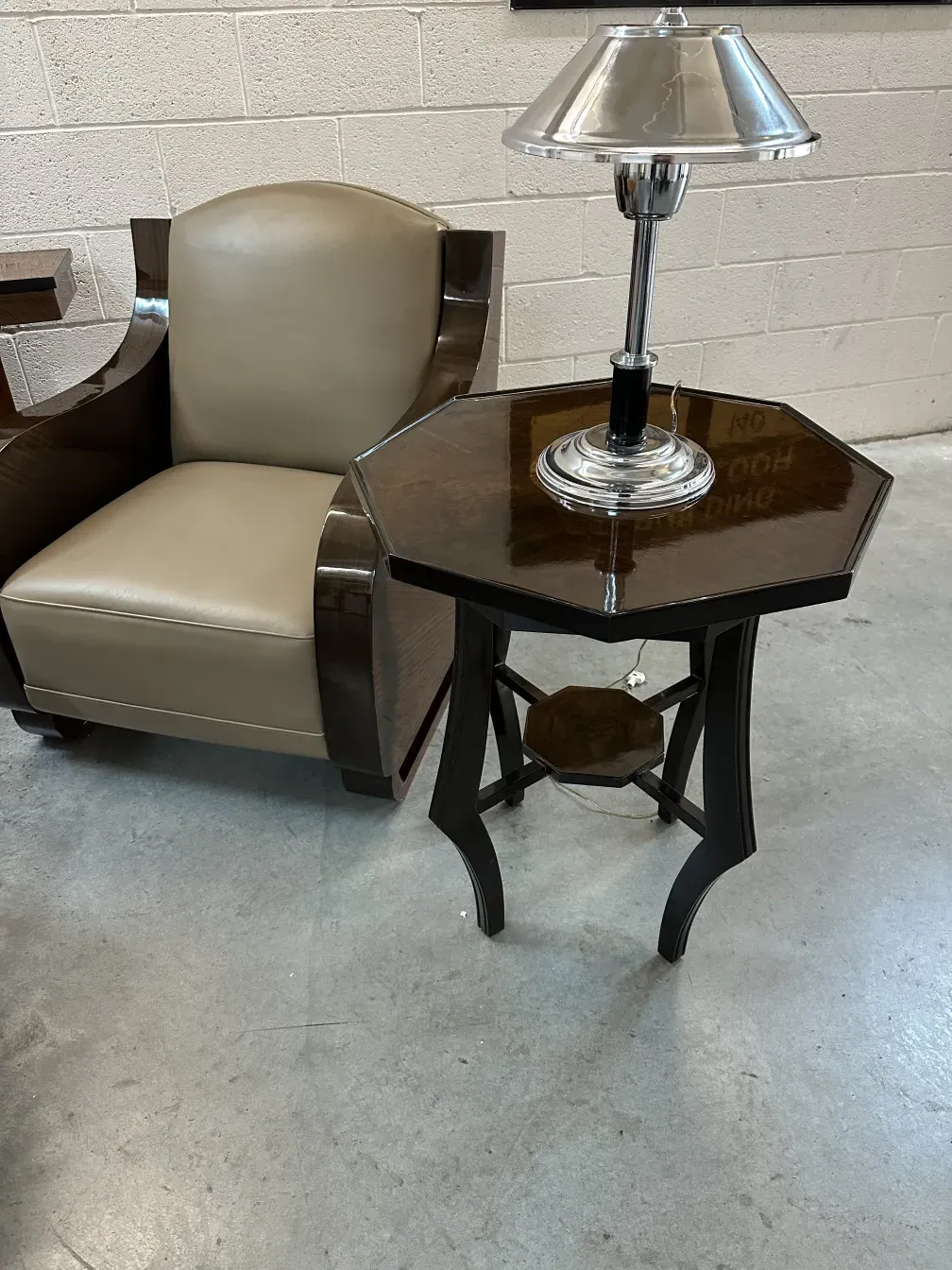 antico tavolino ottagonale con lampada e sedia