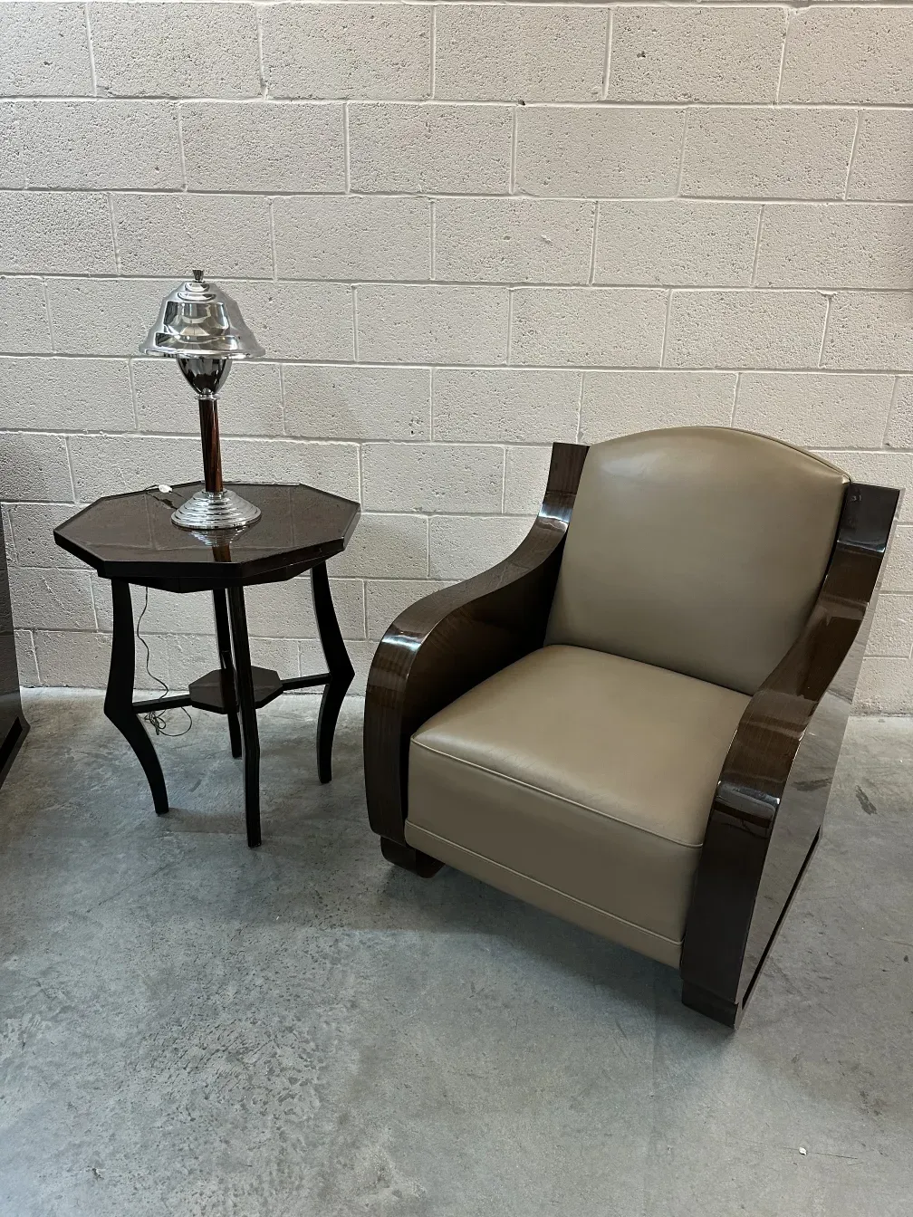 petite table antique avec lampe décorative dans un salon moderne