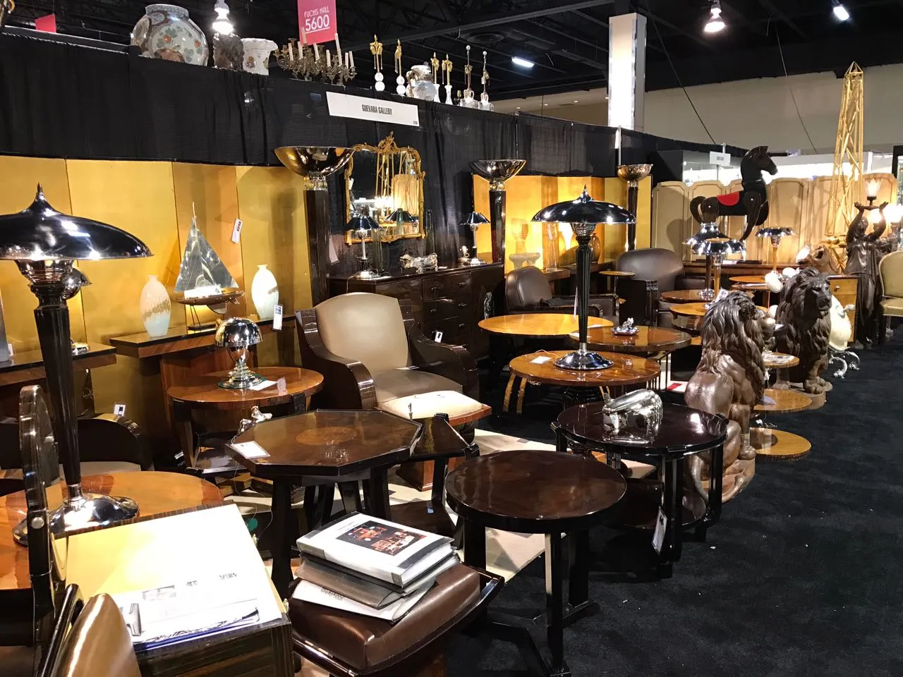 petite table antique ronde dans une pièce élégante avec des lampes et de la décoration