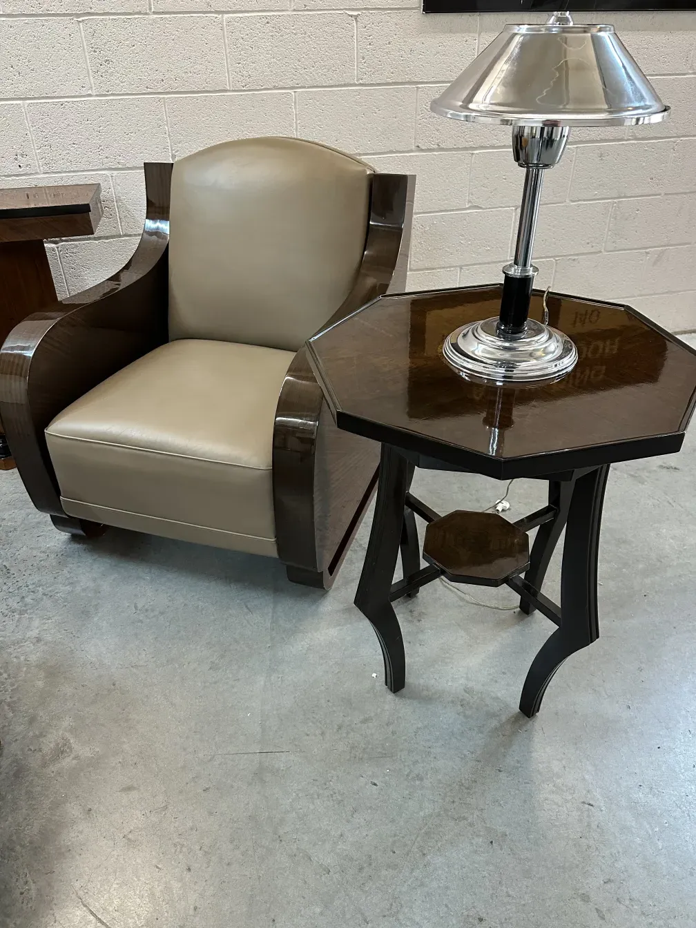 mesita antigua con lámpara y silla en ambiente elegante