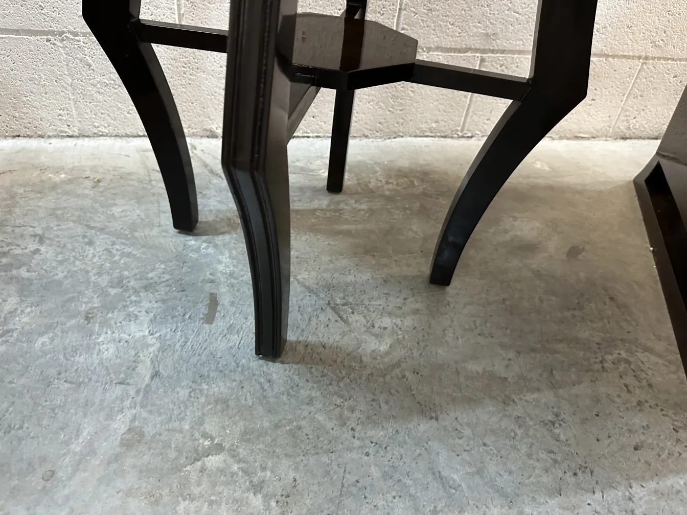 tavolino antico con gambe curve ed eleganti