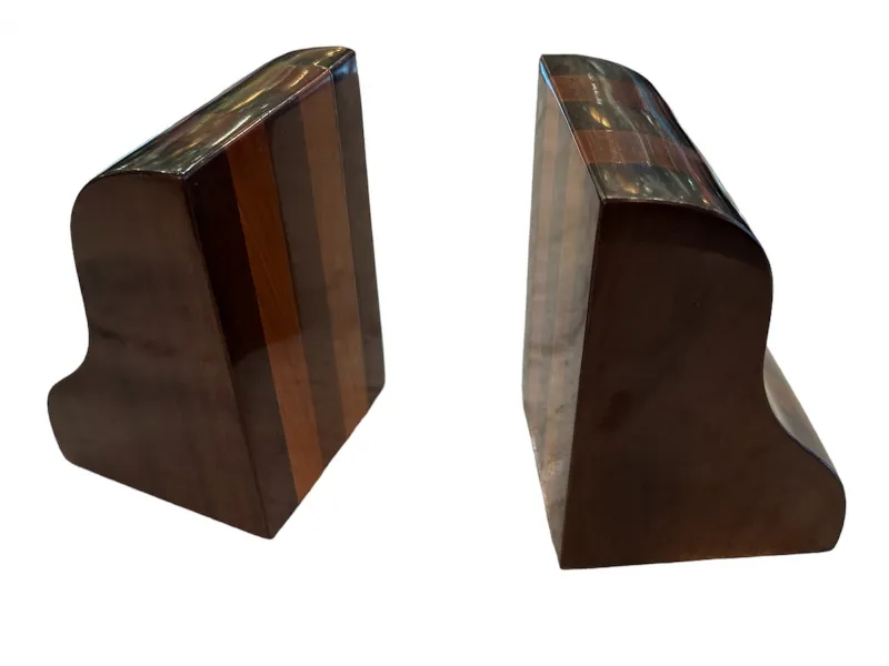 aprieta libros de madera con diseño curvado y colores variados