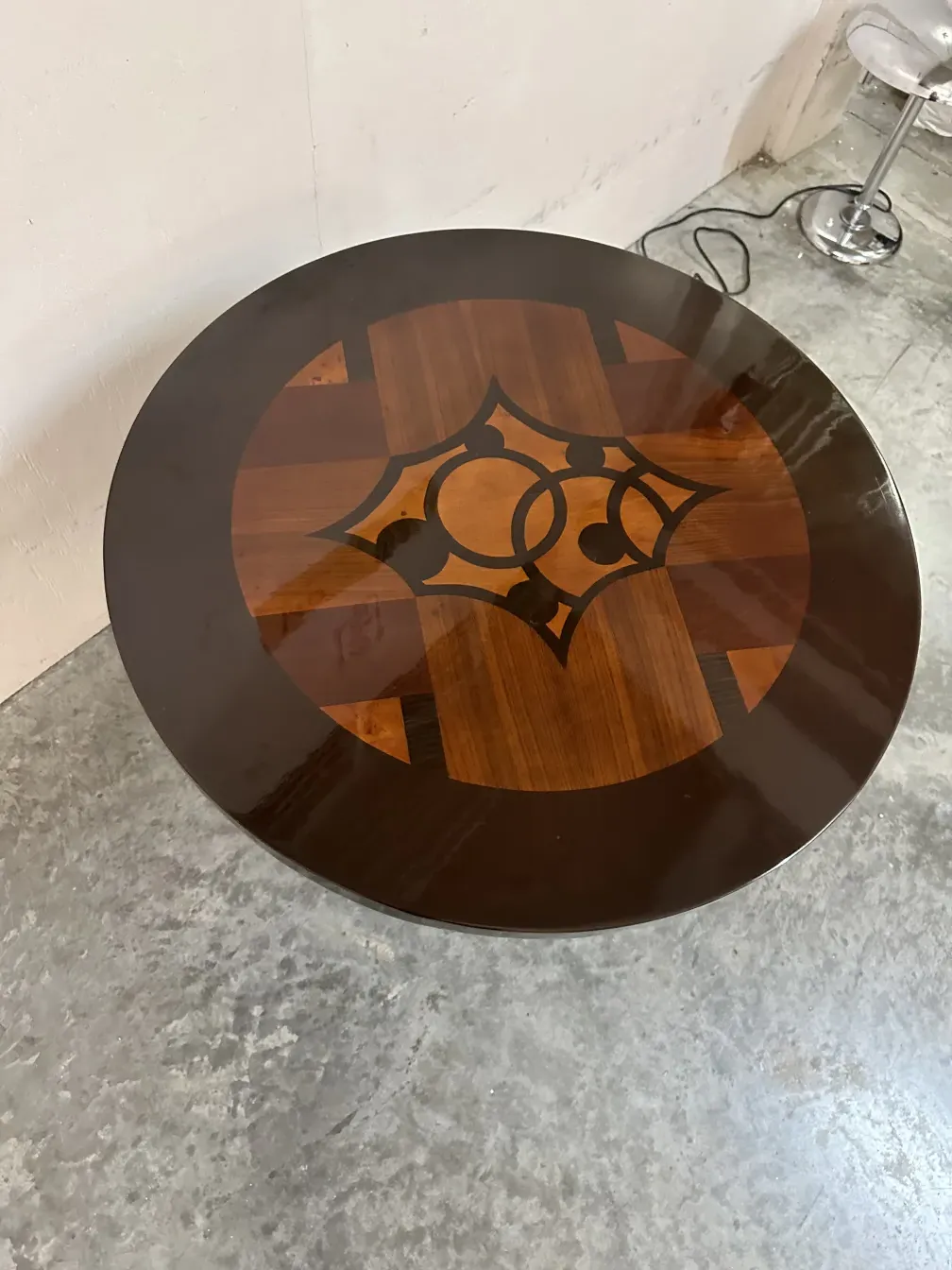 petite table ronde ancienne avec motif décoratif sur le dessus