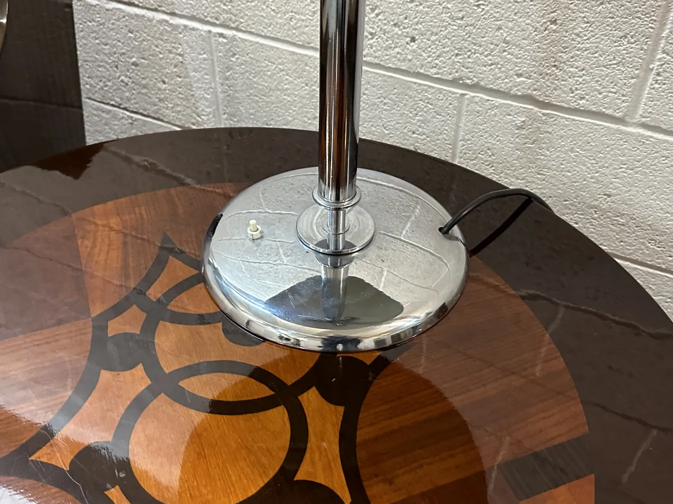 mesita antigua decorativa con base de metal y diseño en la parte superior