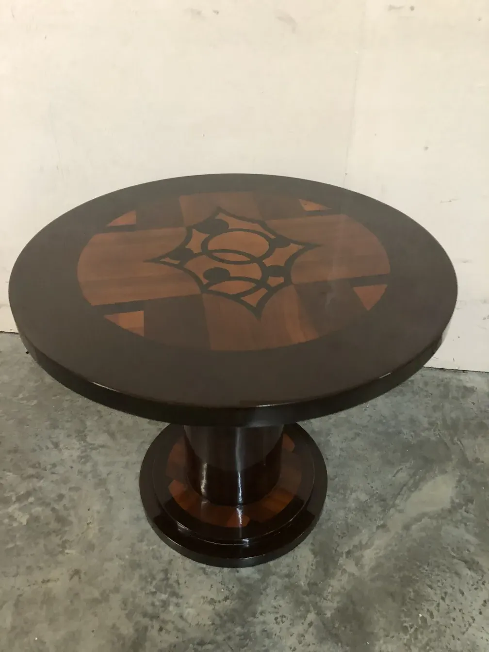 antiker runder Tisch mit kompliziertem Oberdesign und runder Basis