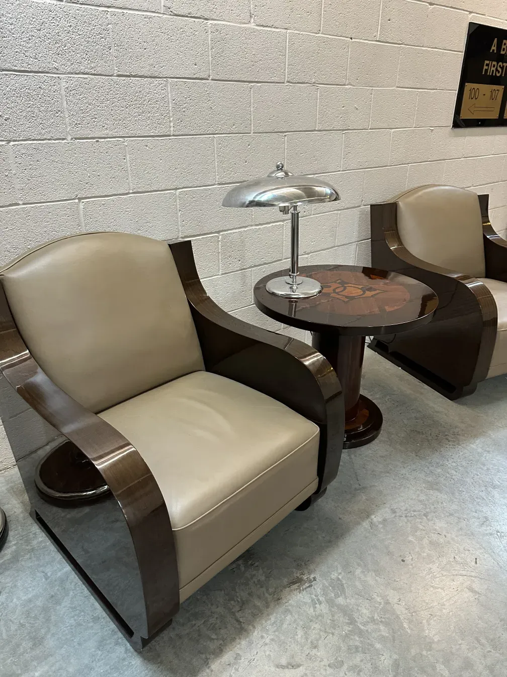 Tavolino antico con vassoio, legno chiaro e dettagli eleganti, in un ambiente moderno.