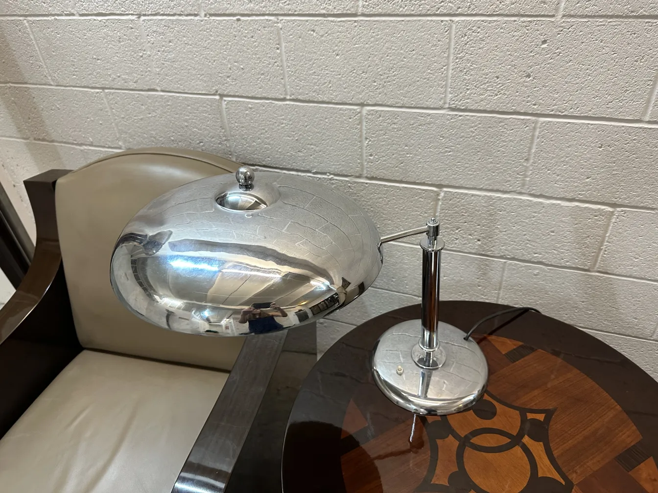 優雅なデザインの古い小さなテーブルが部屋にあります