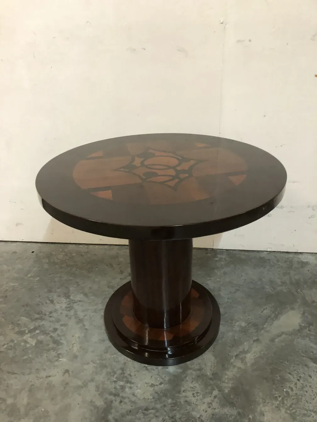 petite table antique ronde avec design détaillé
