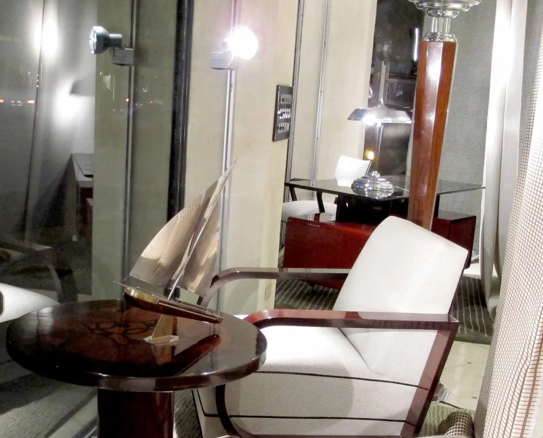 Tavolino antico con decorazione elegante in un ambiente accogliente.