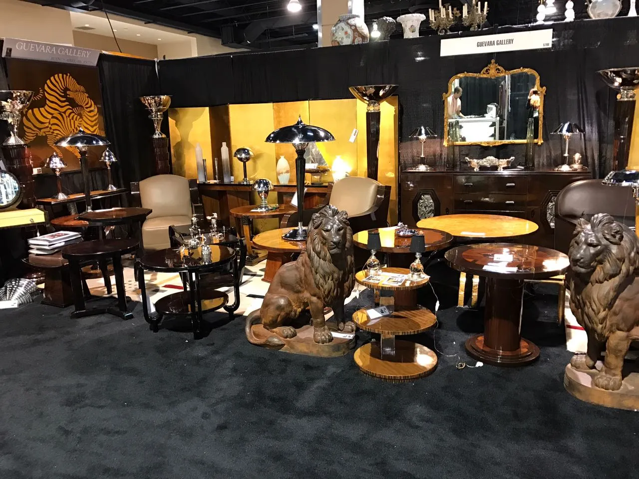 طاولة صغيرة قديمة زخرفية محاطة بأثاث وعناصر بيئية أخرى.