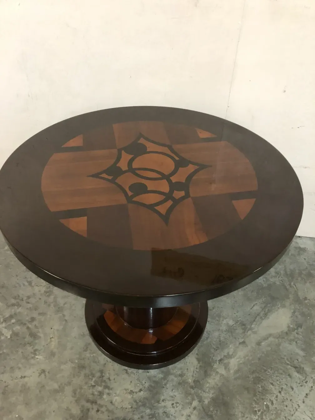 tavolino ovale antico con design intricato sulla superficie, sfondo chiaro