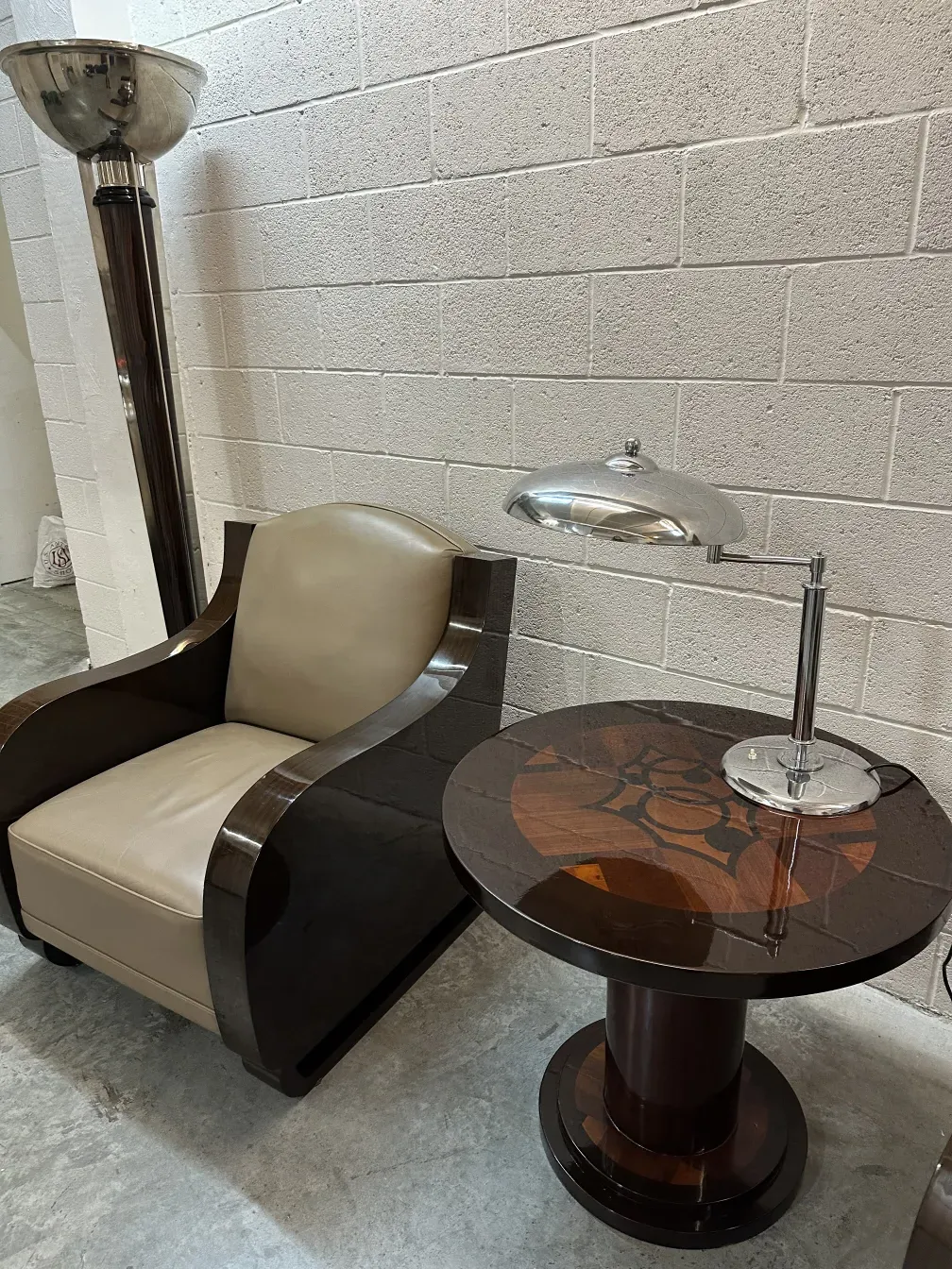 petite table ancienne ronde avec des motifs complexes