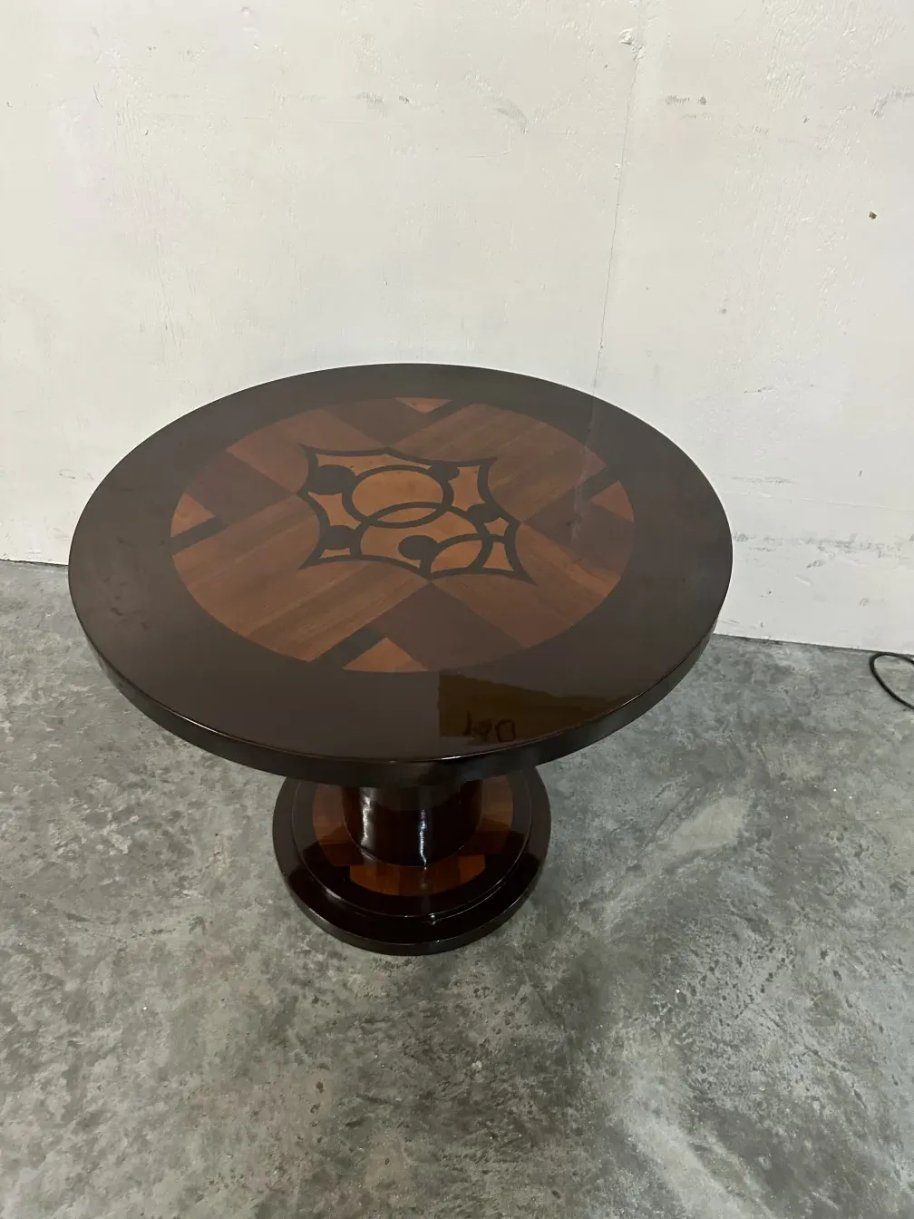 Tavolino antico tondo con dettagli decorativi