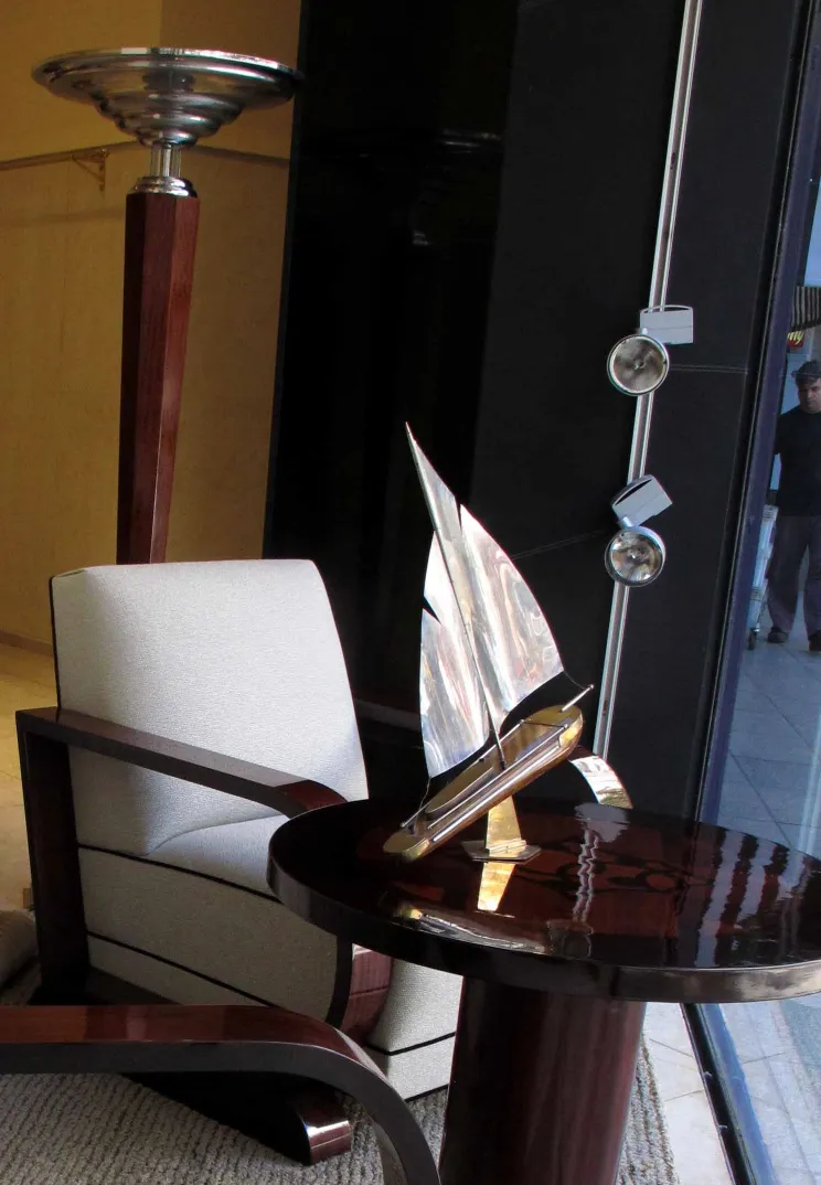 Petite table antique à côté d'une chaise élégante