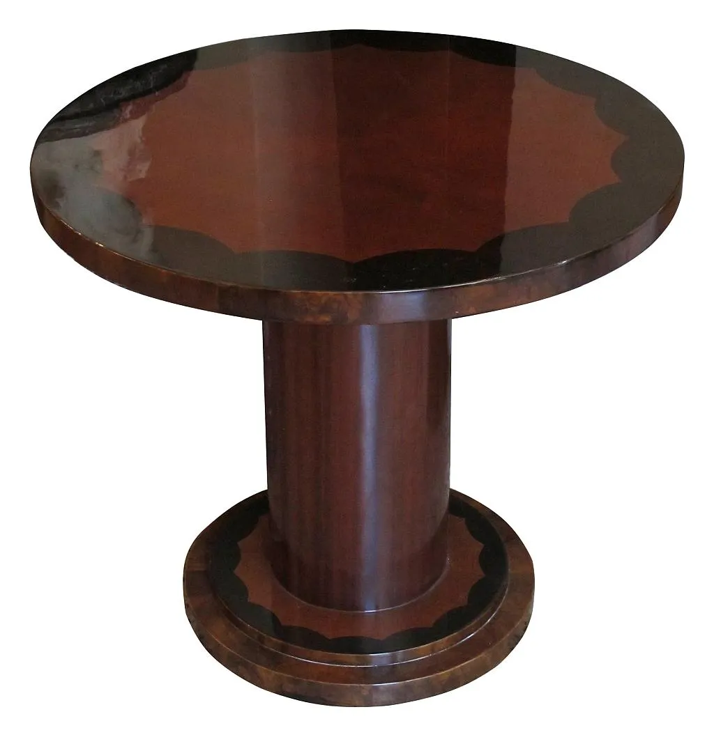 古董圆形小桌子，底座有装饰设计